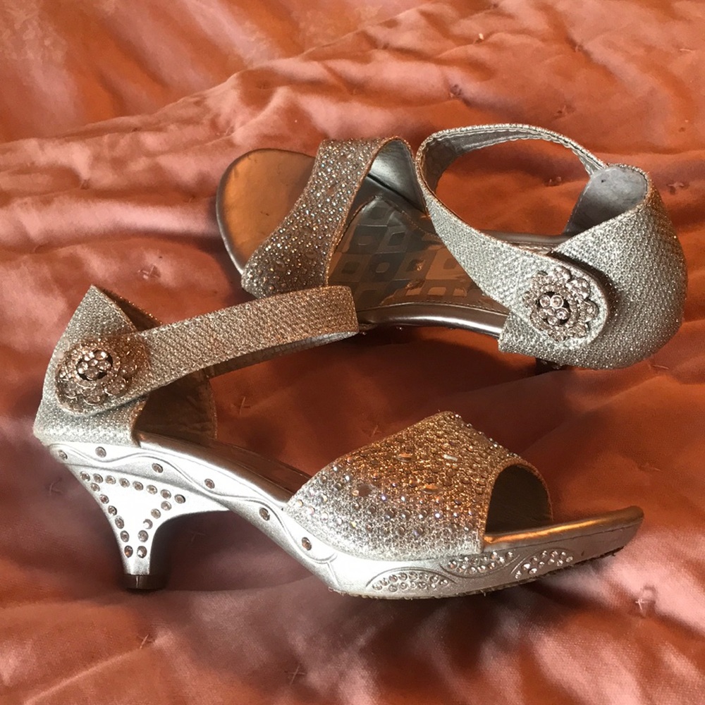 Girls Kitten heel dress shoes (2)